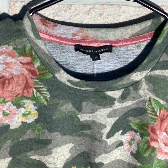 Jeanne Pierre NEW - Sz M - Camo pattern with flowers front hem tie - Picture 2 of 4